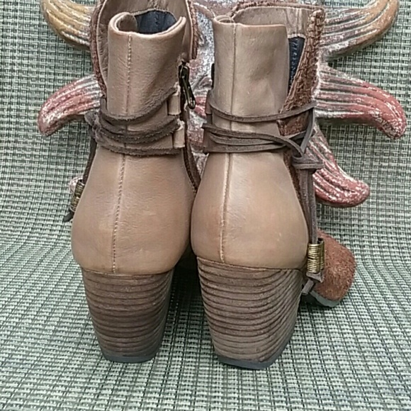 OTBT leather peep toe bootie NEW - Picture 3 of 8